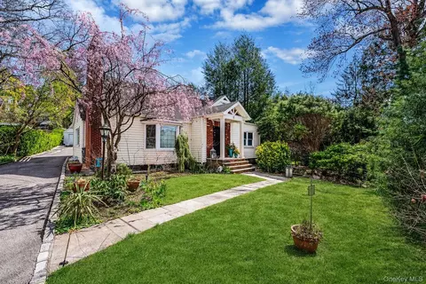 11 Edgewood Ave, Glen Head, NY 11545