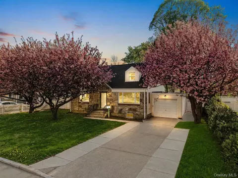 355 Sylvan Ln, North Hempstead, NY 11590