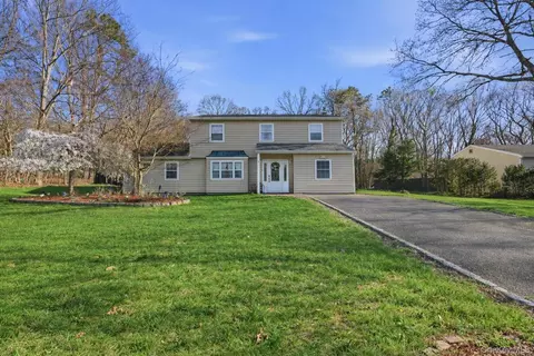 4 Howard St, Selden, NY 11784