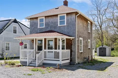 713 Harrison Ave, Riverhead, NY 11901