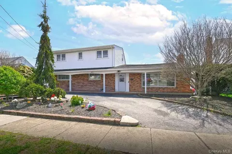 275 36th St, Lindenhurst, NY 11757
