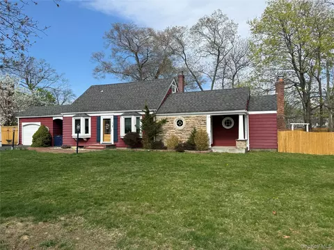 33 Hollins Ln, East Islip, NY 11730