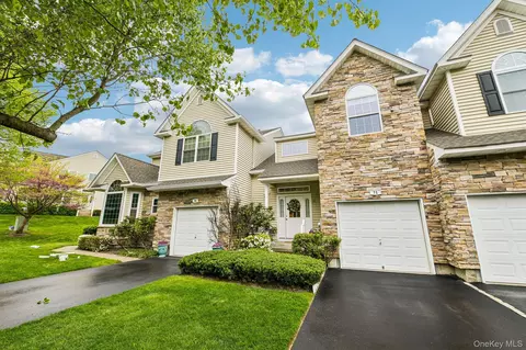 71 Manitou Trl, Kings Park, NY 11754