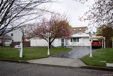 39 Narragansett Ave, Medford, NY 11763