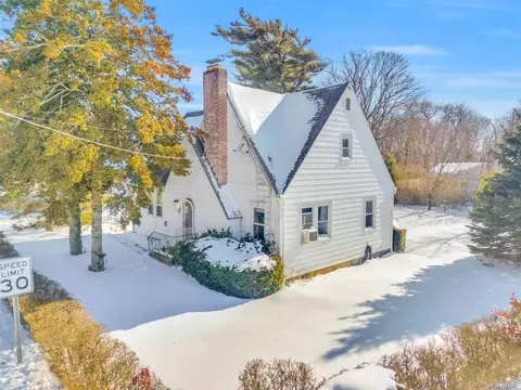 42 Greenwood Road Apt Bay Shore Ny 11706 Rd #BAY SHORE, NY 11706, Bay Shore, NY 11706