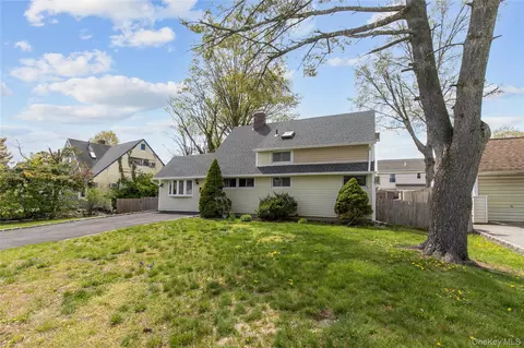 28 Apollo Ln, Hicksville, NY 11801