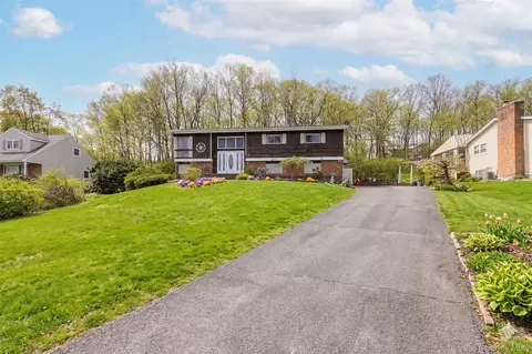 75 Tennyson Dr, Clarkstown, NY 10954