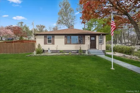 532 Shore Dr, New Windsor, NY 12553
