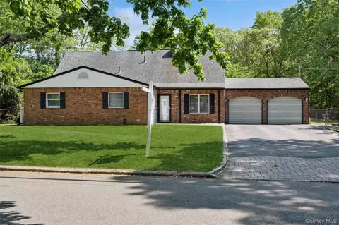10 Rita Dr, Mount Sinai, NY 11766
