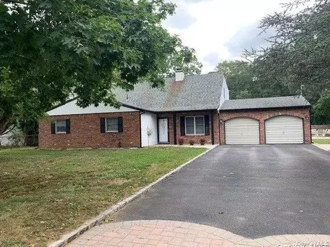 10 Rita Dr, Mount Sinai, NY 11766