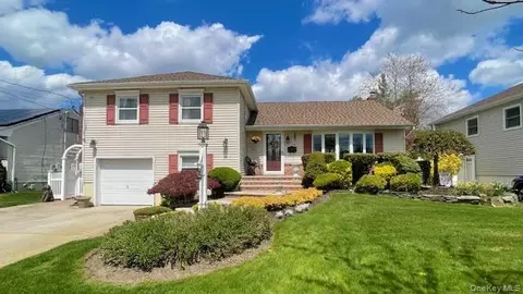 322 Grover Ave N, Massapequa Park, NY 11762
