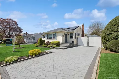 737 Pleasant Ave, Westbury, NY 11590