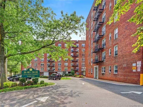54-40 Little Neck Pkwy #4A, New York, NY 11362