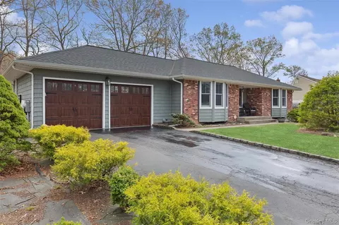 61 Griffin Dr, Mount Sinai, NY 11766