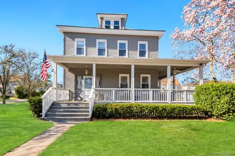 237 Willow St, North Hempstead, NY 11577