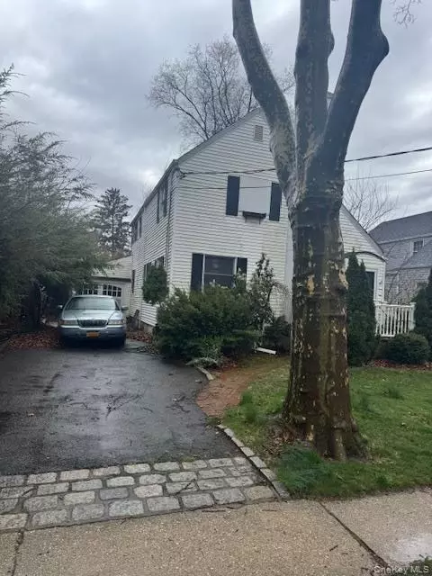 36 Salisbury Ave, Stewart Manor, NY 11530