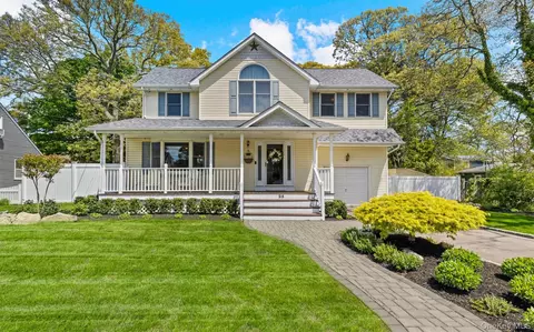 25 Bay 3rd St, Islip, NY 11751