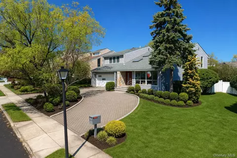 2 Crest Hollow Ln, North Hempstead, NY 11507