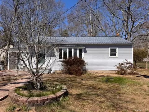 529 Elder Ln, Ronkonkoma, NY 11779