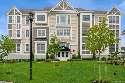 21105 Aspenwood Dr #275, Plainview, NY 11803