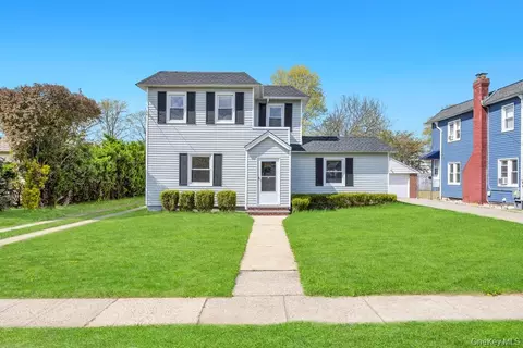 577 Lowell St, North Hempstead, NY 11590