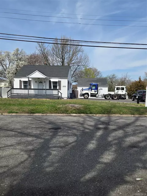253 Peterson St, Brentwood, NY 11717