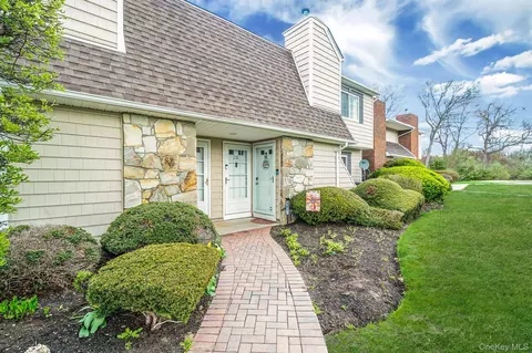 201 Lake Pointe Cir #201, Middle Island, NY 11953