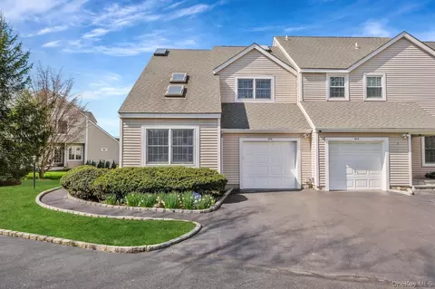 456 Village Oaks Ln, Babylon, NY 11702