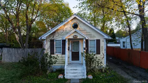 198 Woodlawn Ave, Saint James, NY 11780