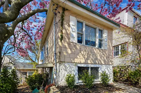 101 Rochelle St, New York, NY 10464