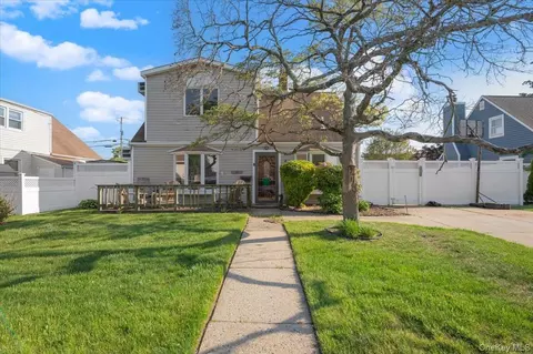 42 Haven Ln, Levittown, NY 11756