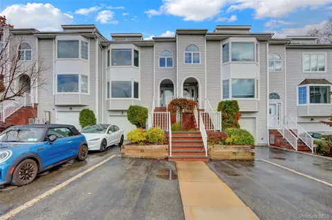 241-70 Oak Park Dr #84B, Douglaston, NY 11362
