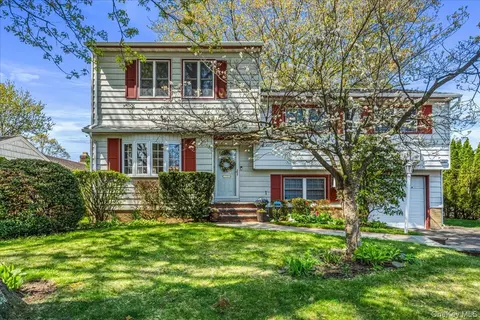 80 Russell Rd, Garden City, NY 11530