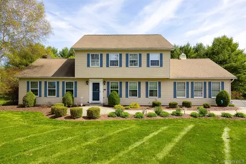 6 Grapevine Pl, Poughkeepsie, NY 12603