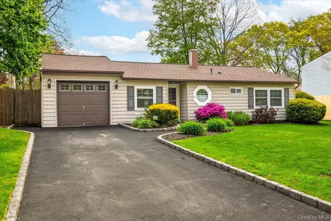 44 Meyer Ln, Medford, NY 11763