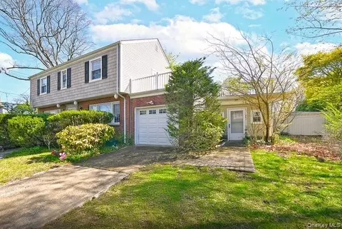 1 Camp Pl, Merrick, NY 11566