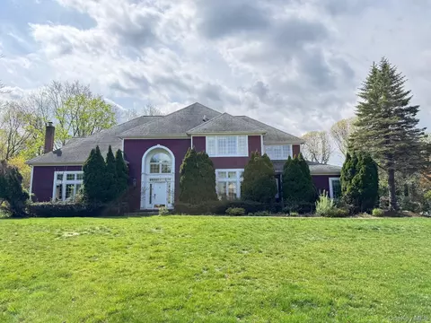 8 China Ln, Setauket, NY 11733