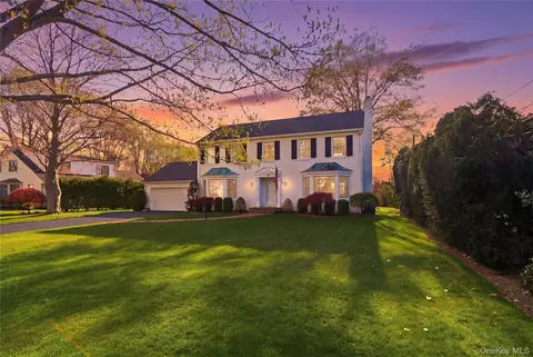 9 Sunset Ln, Garden City, NY 11530