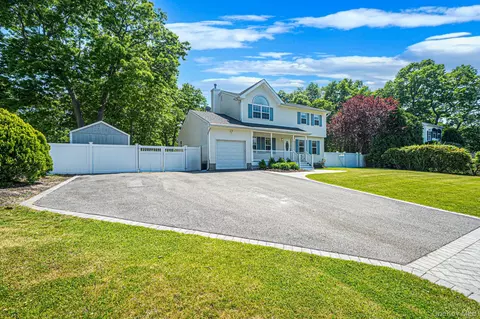 14 Gaetano Ln, Coram, NY 11727