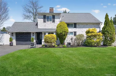 2101 Salisbury Park Dr, Westbury, NY 11590