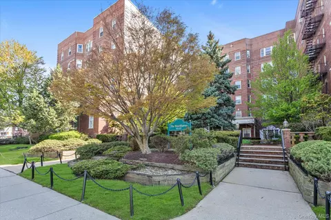 84-49 168th St #4N, New York, NY 11432