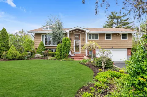 20 Jeffrey Ln, North Hempstead, NY 11020