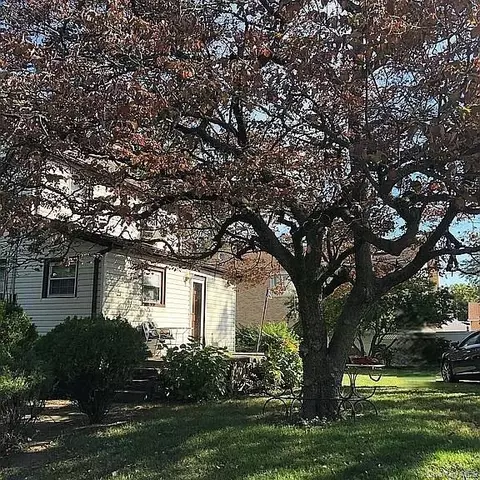 16702 73rd Ave, New York, NY 11366