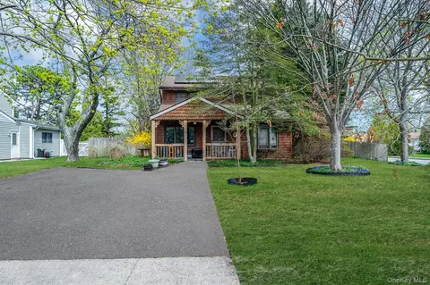 35 Mercury Ave, Brookhaven, NY 11772
