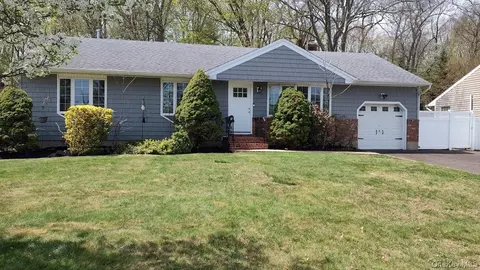 5 Mapletree Ln, Huntington Station, NY 11746