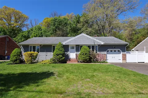5 Mapletree Ln, Huntington Station, NY 11746