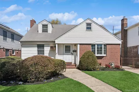 106 Aster Dr, New Hyde Park, NY 11040