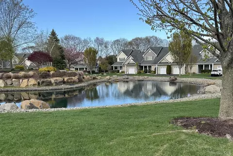 156 Stoneleigh Dr, Riverhead, NY 11901