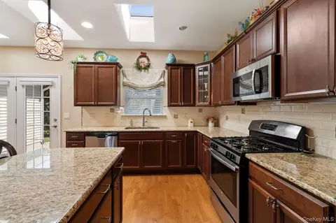 Kitchen - 156 Stoneleigh Dr, Riverhead, NY 11901 photo 2 of 7