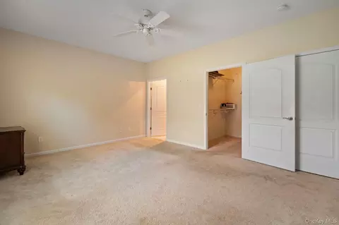 Bedroom - 156 Stoneleigh Dr, Riverhead, NY 11901 photo 4 of 7